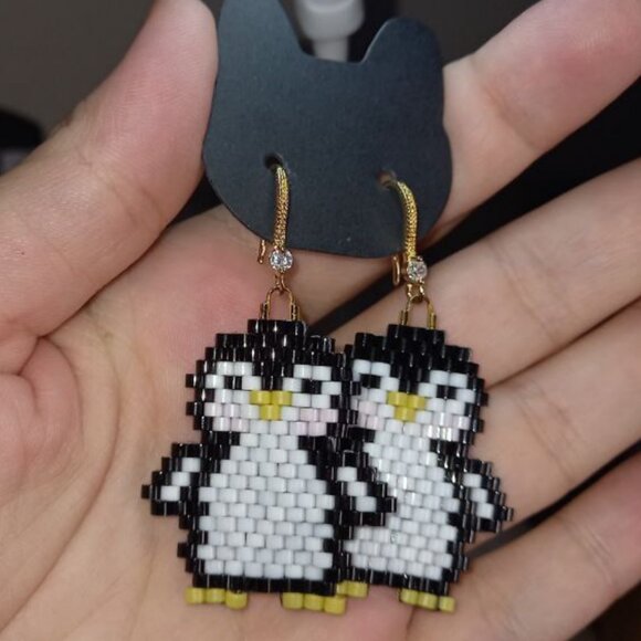 ❄️🐧 Adorable Beaded Penguin Earrings 🐧❄️ 18K Gold Plated Hooks - Picture 3 of 7